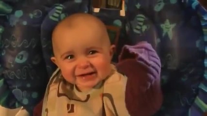 Емоционално бебче плаче, докато майка му пее
