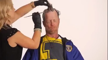Бездомен военен ветеран се преобразява в салон за подстригване с вид на добре изглеждащ мъж