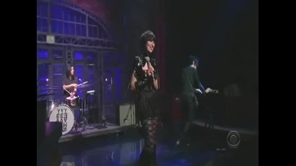 Yeah Yeah Yeahs - Down Boy on Letterman (live) 