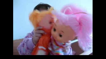 Петромира кара куклите да се целуват