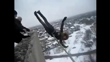 Луди руснаци изхвърлят момиче от покрив на блок