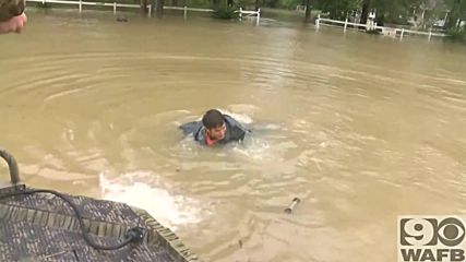 Хора спасяват жена и куче от потъваща кола във воден ад !