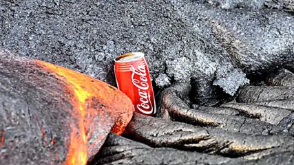 Гореща лава разтапя кутийка от Кока-кола