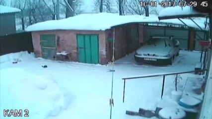 Стария гараж не издържа снега .