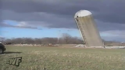 Ученик на Чък Норис събаря сграда