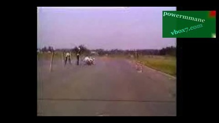 Полицай се Пребива с Луд Мотор Който неможе да Спре