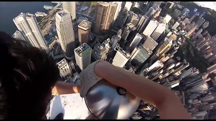 Мигове от зловещо селфи на върха на най-високият небостъргач в Хонг Конг!