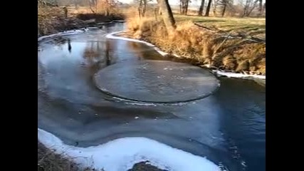 Леден диск във вода 