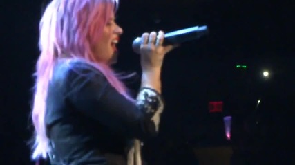 Страхотна! Demi Lovato - Let It Go ( Neon Lights Tour 09.02 Vancouver )