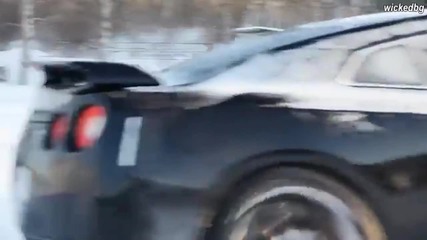 Nissan Gt-r се забавлява в снега