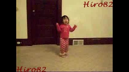 3 Годишно Момиченце Танцува На Thriller