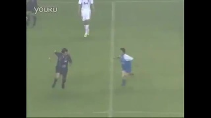 Дете прекъсна футболен мач за да се кара на съдията
