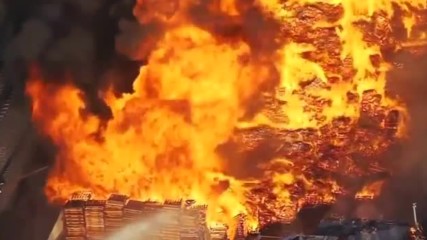 Огромен пожар в пункт за рециклиране в САЩ