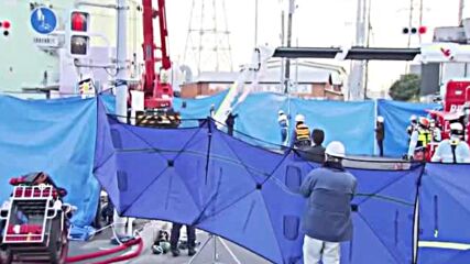 Камион падна в огромна дупка в Япония