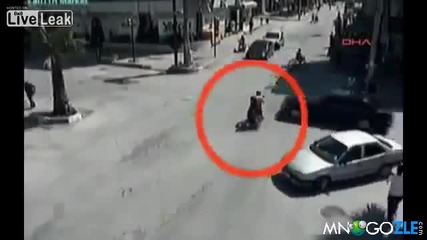 Мъж изпада от колата при удар