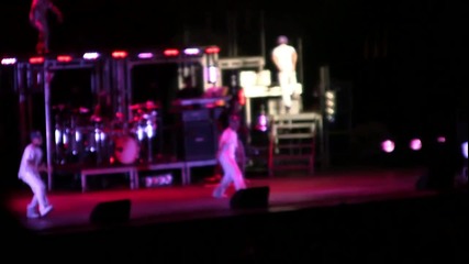 Justin Bieber пее One Less Lonely Girl На Живо в New York ( 01.09.2010 )