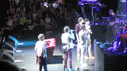 One Direction се опитват да кажат скоропоговорка на концерт в Анахайм