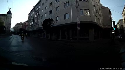 Полицай не дава предимство на пешеходна пътека