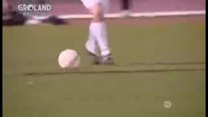 Футболист вкарва гол със събути гащета !
