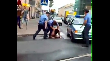 Ненормален руснак се подиграва с полицаите 