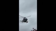 Необичайна гледка: Хеликоптер прелетя под Айфеловата кула (ВИДЕО)