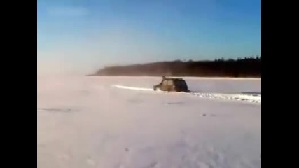 Руснаци тестват Лада Нива 4х4 на сняг до колене