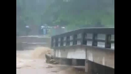 Наводнение в Тайланд срутва мост