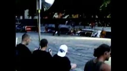 Луд прави задно салто в/у движещ се мотор !