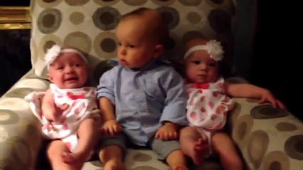 Реакцията на бебе между близначки