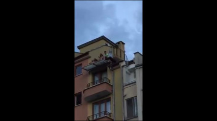 Деца се катерят по покривите в бургаския ж.к. "Възраждане" (part 2)