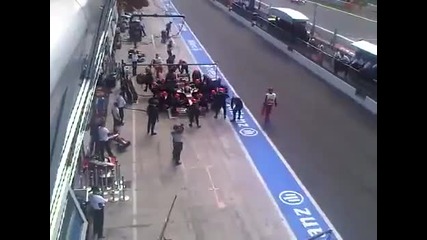 Пилот от F1 сгазва един от механиците си... 