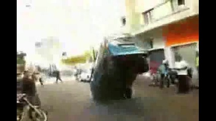 Бус спира на предни гуми 