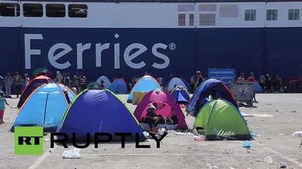 Гърция: Бежанците на о-в Лесбос се редят за билети за Пирея,спят в палатки по пристанището