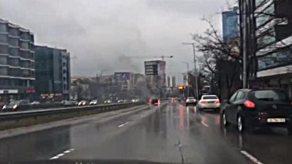 Автомобил се запали и изгоря в движение на булевард в София
