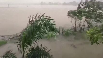 Тропическа буря прерасна в тайфун, след като достигна Филипините (ВИДЕО)