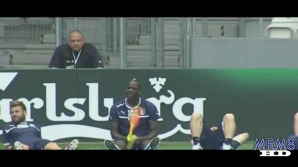Balotelli funny moment with corner flag Euro2012