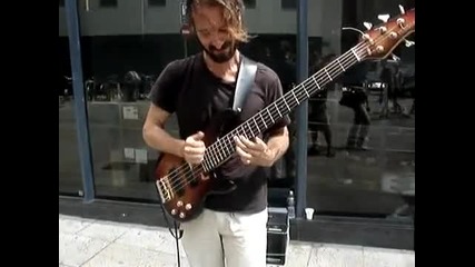 уличен бас китарист 
