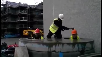 Трима работници играят Whac-a-mole на строителната площадка
