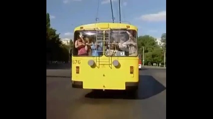 Ето Какво Се Случва Когато Автобуса Друса