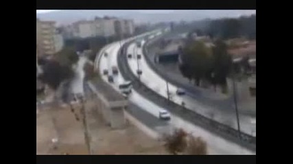 Така става като са тъпи шофьорите!!