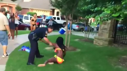 Тексаски полицай подаде оставка , след като видео показва проявено от него насилие върху тийнейджър