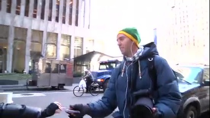 Аврил раздава копия от албума си на папараците! :dd