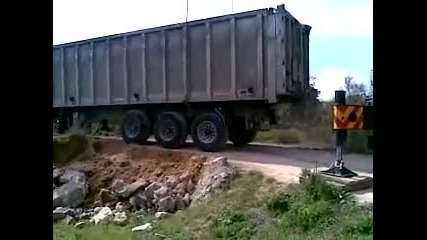 Camion Colgado En Salida C-32 En Vilanova