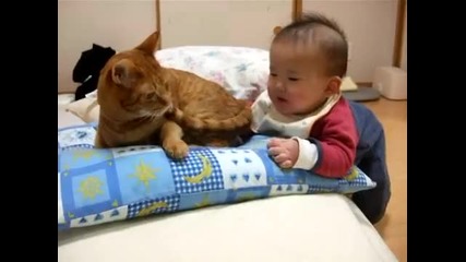 Дете си играе с котка която има големи очи