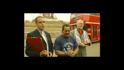 Мъж тегли двуетажен автобус с ушите си! 