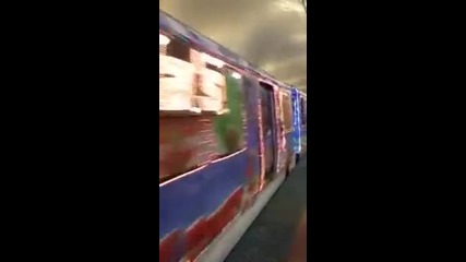 Празнично украсено метро