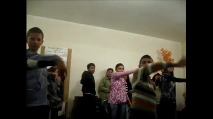 Небивало съживрение в село Костиево и ръководството от София-танца на децата
