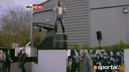 Фулъм откри статуя на Майкъл Джексън на стадиона си 