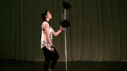 Хипнотизиращо изпълнение . Момиче показва съчетание от танц и жонглиране с шапки !