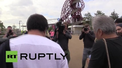 UK: Ai Wei Wei and Anish Kapoor trek across London in solidarity with refugees